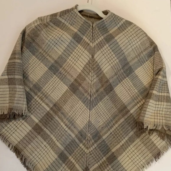 Boutique Women’s Reversible Fringe Pancho Cape One Size Fits All NWOT - Picture 2 of 10